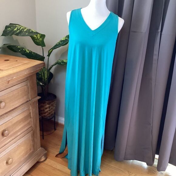 Teal green floor length maxi with v-neck and pleat back - Picture 1 of 4